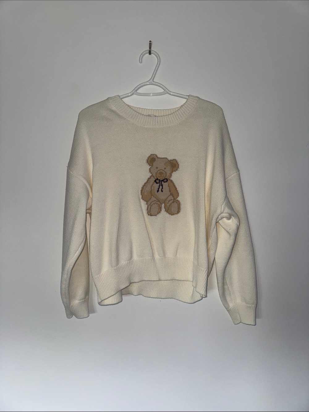 Le Lis Cream Crewneck Sweater with Teddy Bear Motif